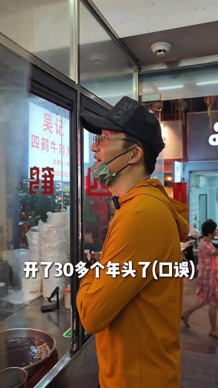 今天收工早，所以有时间逛一逛南平的夜市，四鹤巷，去看一下。
1988年开了30多