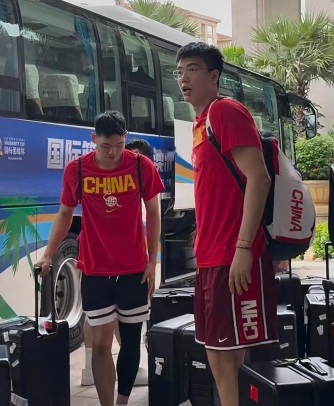 男篮热身赛焦点对决来袭！中国男篮迎战喀麦隆，限制归化后卫汤杰成取胜关键中国男篮v