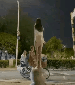 这到底是什么原因呢？
这么漂亮的小姐姐，
穿戴打扮整整齐齐，
却在人流量密集的地