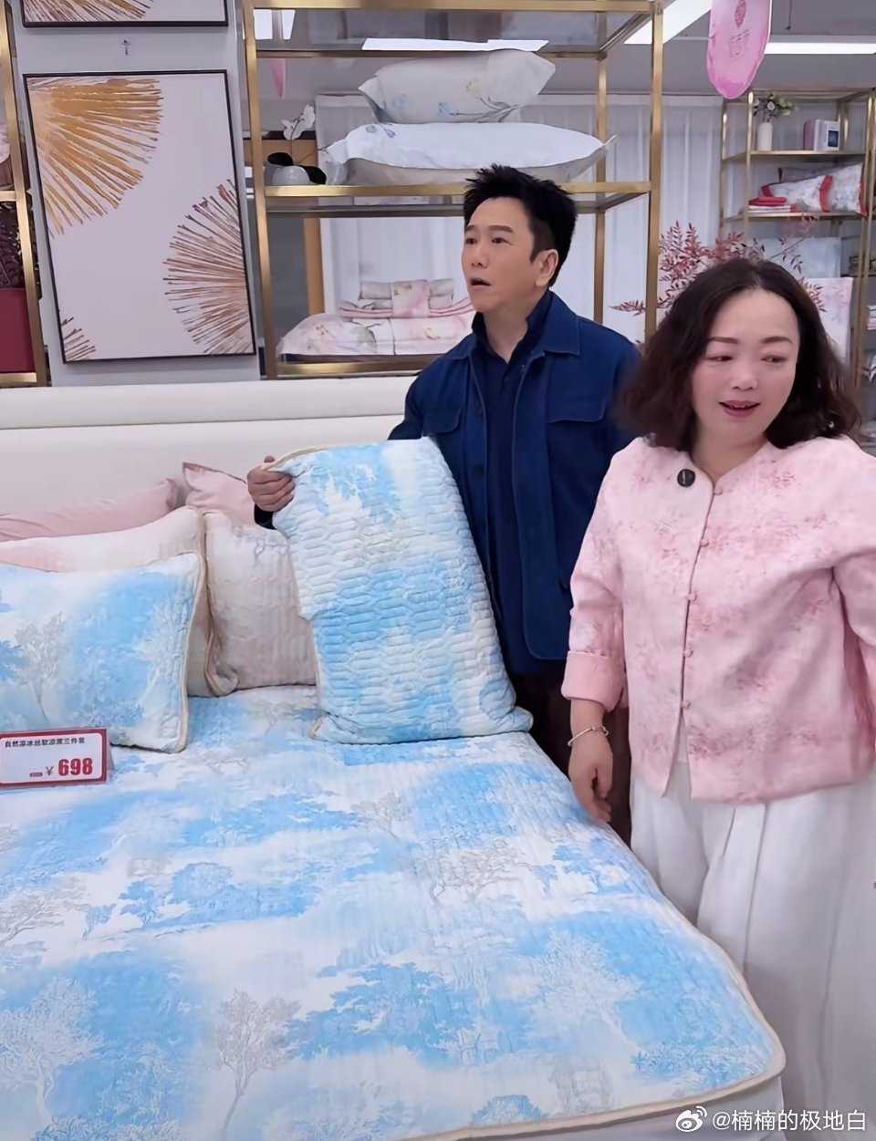 明星都去带货了！温兆伦也不例外，带货一款能扔洗衣机里洗的凉席。温兆伦直播带货早期