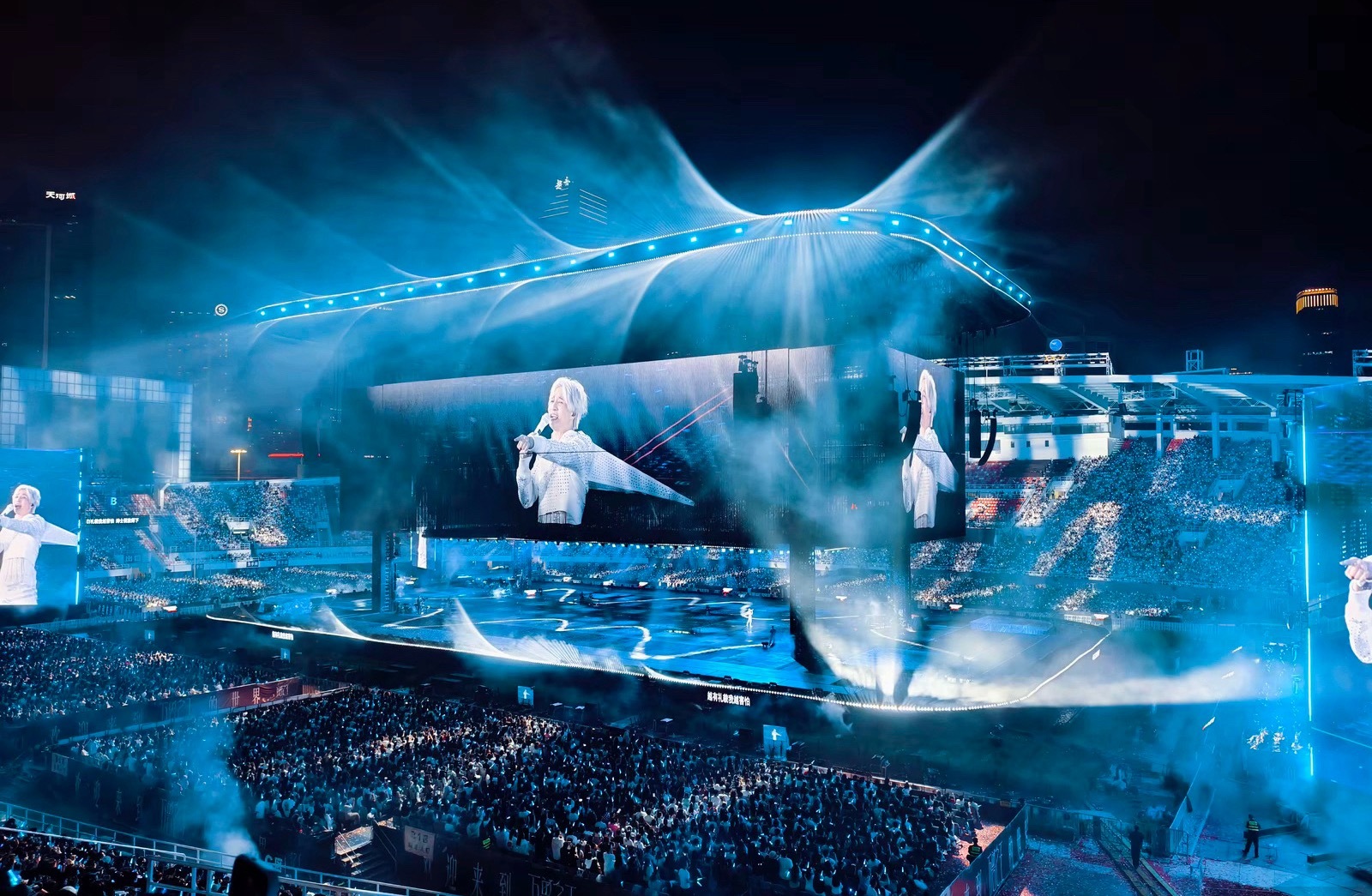 薛之谦因下雨演唱会免费以前觉得薛之谦有点疯癫，属于偶像派，现在看来我肤浅了，他的