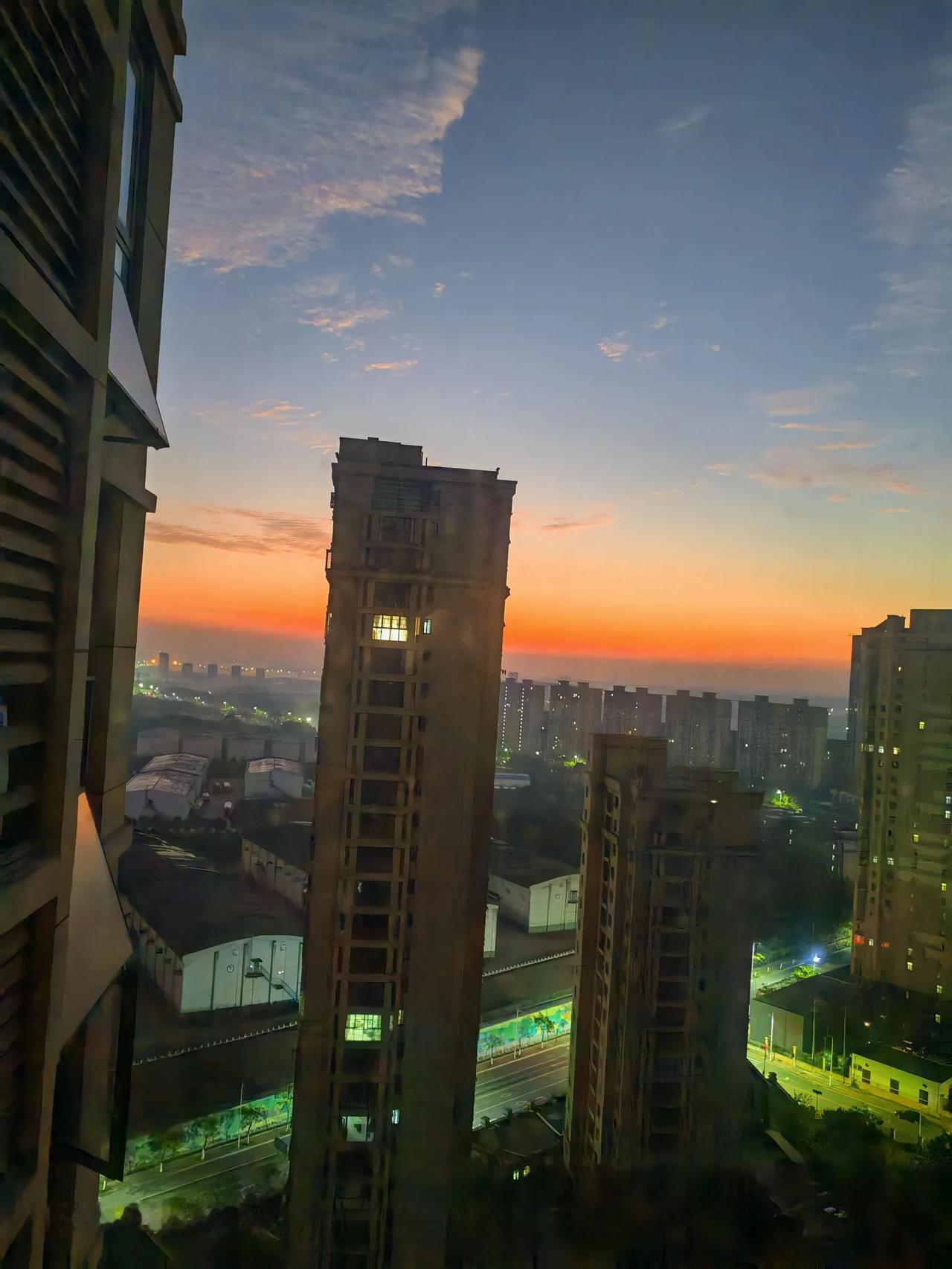 孩子期中考试第二天
希望他能够稳定发挥，考个好成绩[捂脸][捂脸]