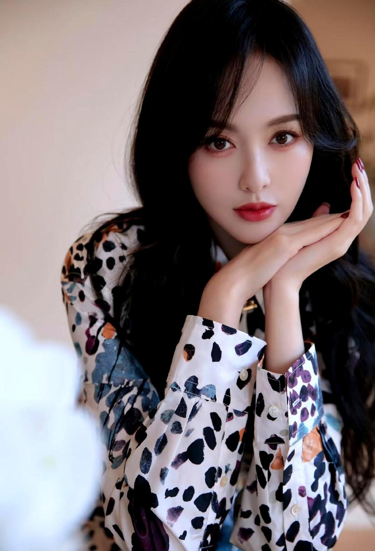 唐嫣穿还没上市的FENDI裙子带货羊奶粉，全网炸了。
不是走秀，不是广告，是把未