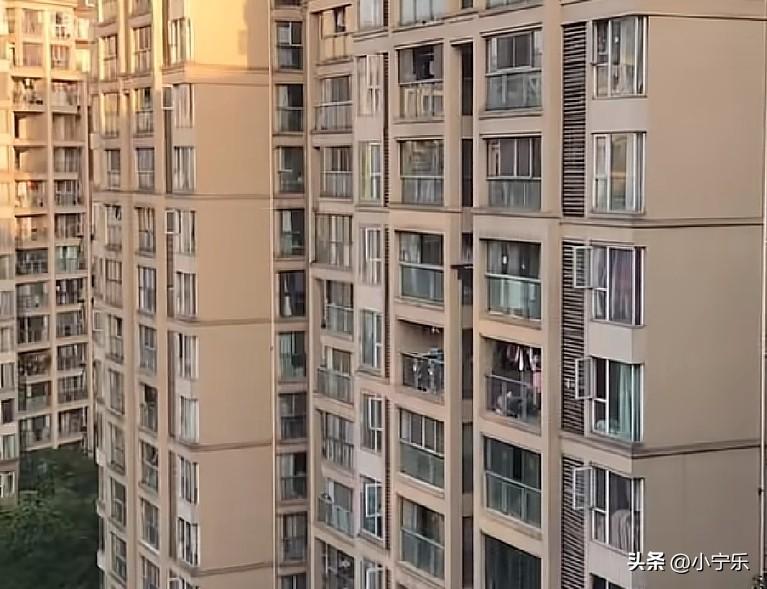 近日，浙江杭州拱墅的沈女士报警称，自己戴了好几年的金戒指和金手镯不是自己的，被人