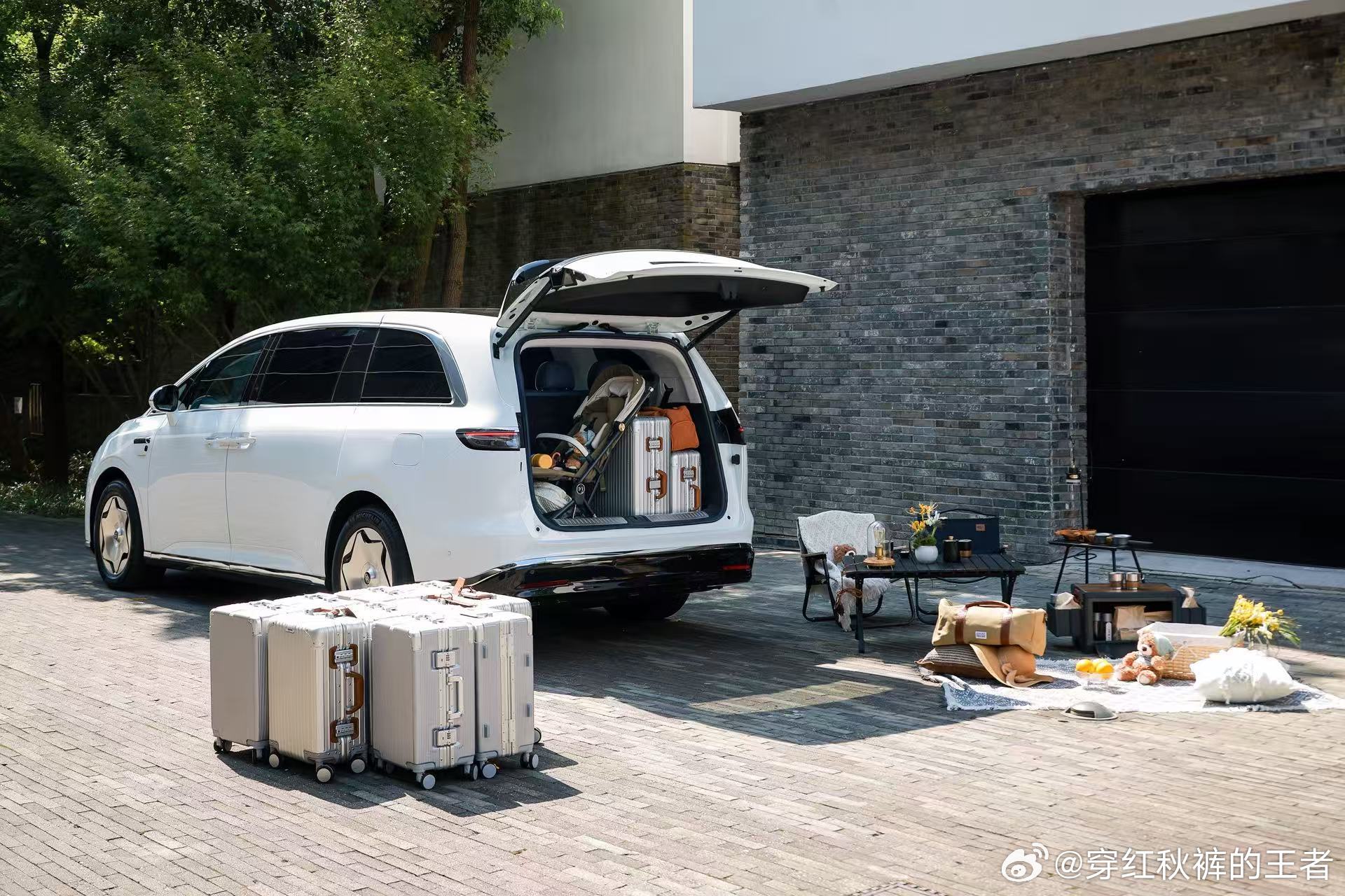 享界V8后备箱到底有多能装 。·三排座椅不放倒状态下，可实现7人10行李箱，座位