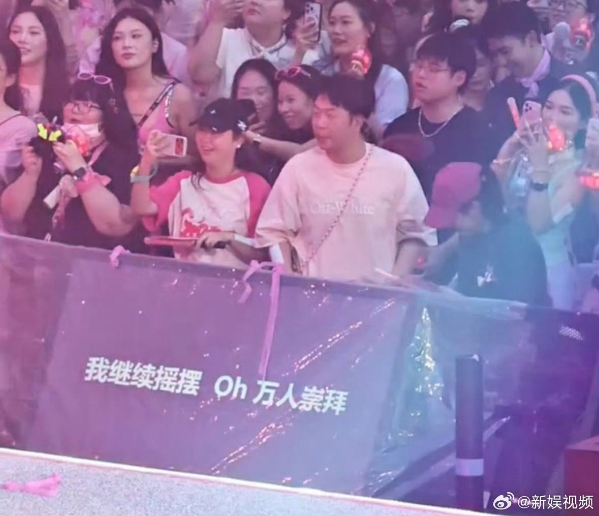汪苏泷演唱会好多人啊好多明星来汪苏泷演唱会任贤齐莫文蔚当嘉宾，阿信张信哲同台飙歌