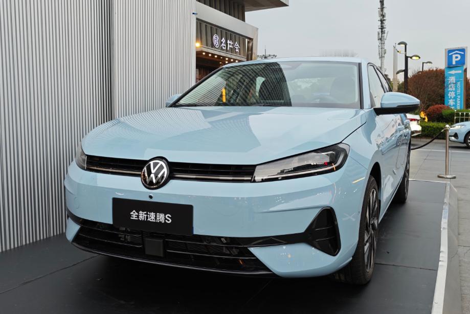 大众速腾S的外观其实越来越普通了，第一眼看上去挺顺眼，没有花里胡哨的设计，主打一