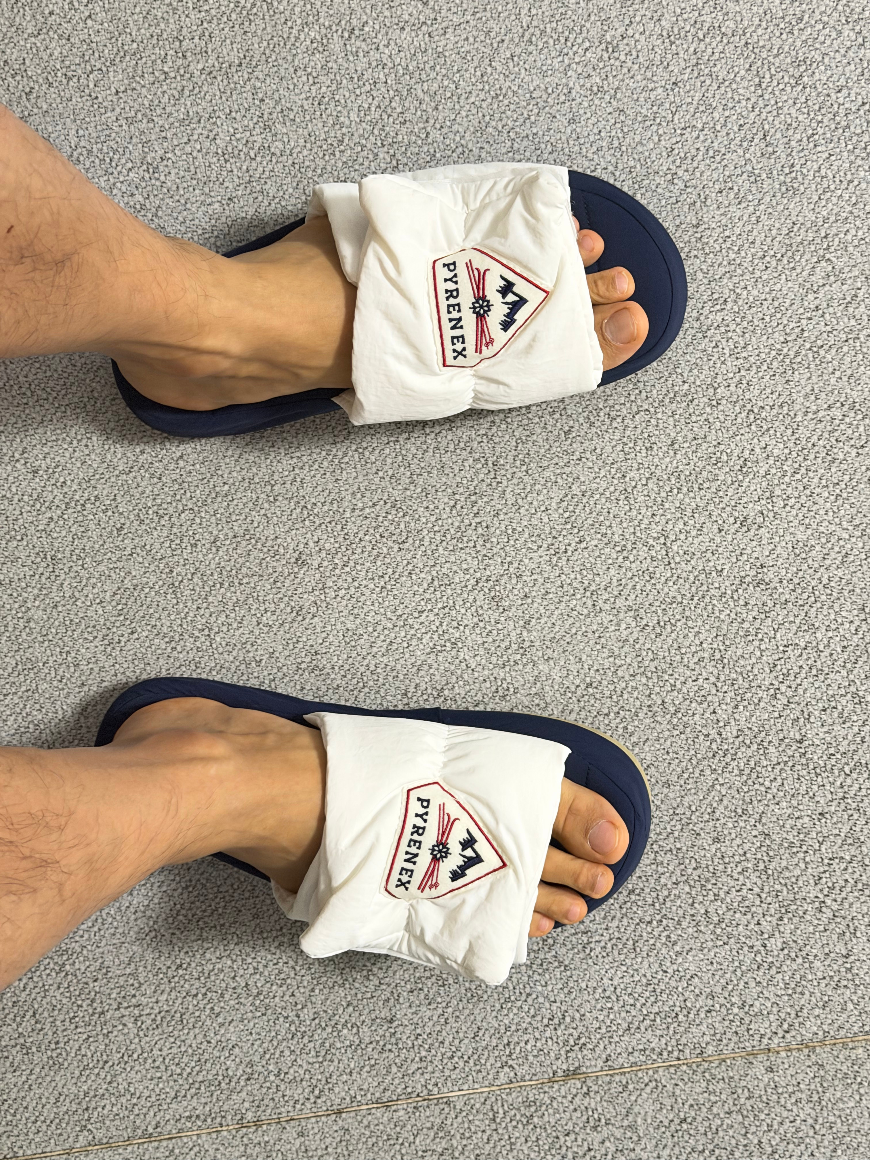 这次在韩国买的特别喜欢的一双拖鞋。在百货公司买床具的那边。穿上果然好舒服