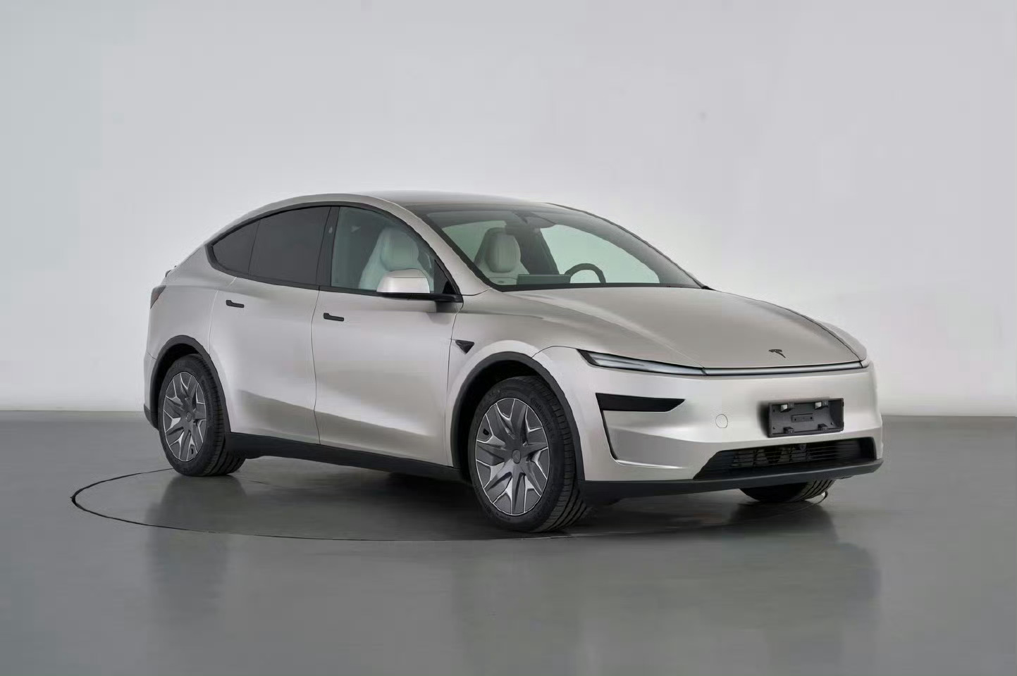 感受一下特斯拉Model Y L的证件照车长4976mm、轴距3040mm，跨入