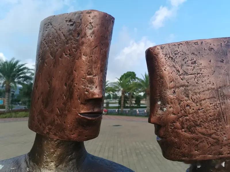 人与人之间最难得的是什么? 人与人之间最难得的，不是一见钟情，也非一时热情。
懂