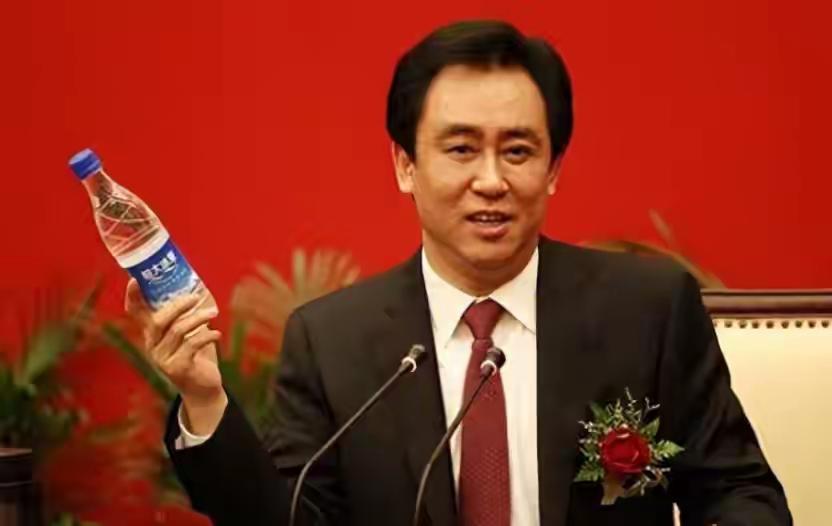 怎么看他都不像是个骗子，可是他哪个地方又像是“劳动模范”呢？