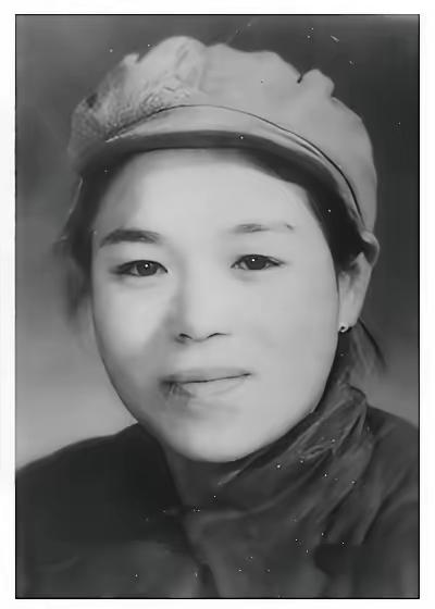 1945年日本战败以后，驻中国东北关东军陆军野战医院院长挥着军刀，用刀尖顶在护士