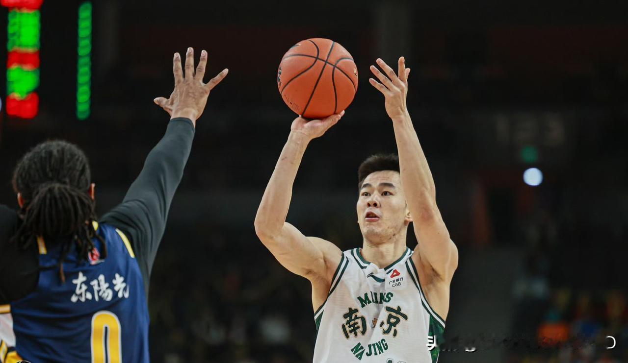 郭昊文新赛季表现强势，但有一个很大的问题，得分高的时候，正负值都很低，而且无法帮