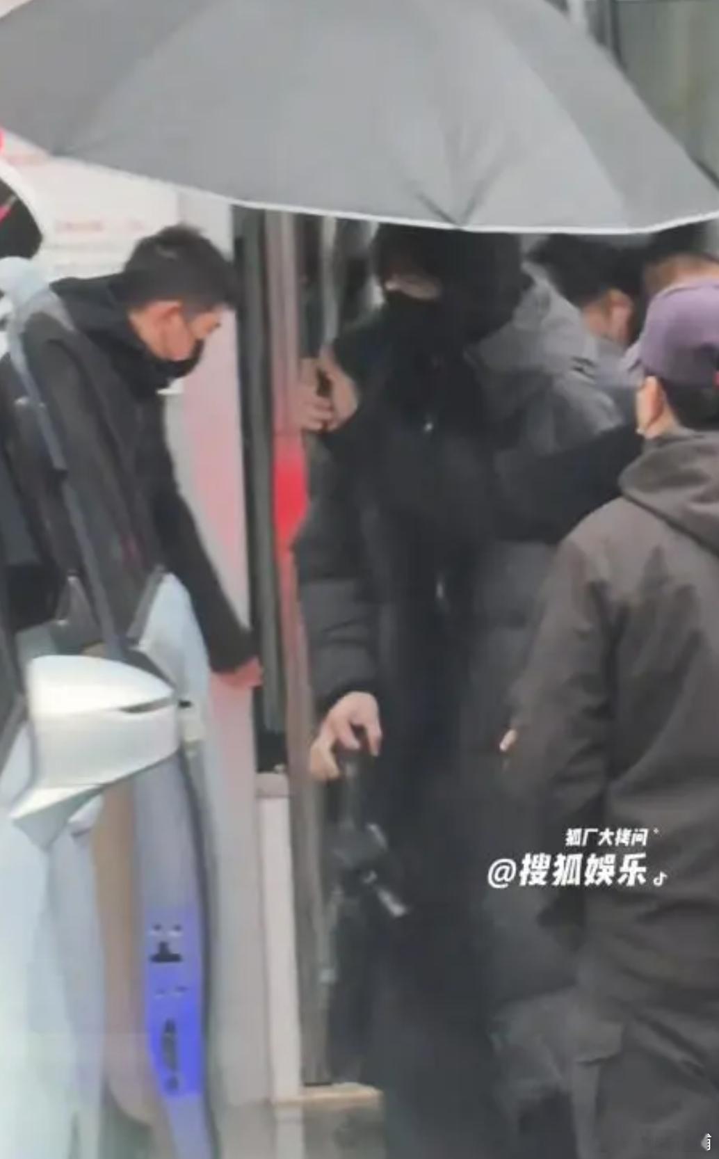 张凌赫、田曦薇曾合作剧集《逐玉》，二人近期同框录节目被路人偶遇，待人状态反差引发