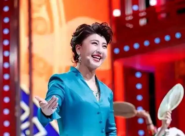 谁都记得闫学晶曾是辽视春晚的“年味符号”，和冯巩、潘长江搭档的小品陪伴过不少人过