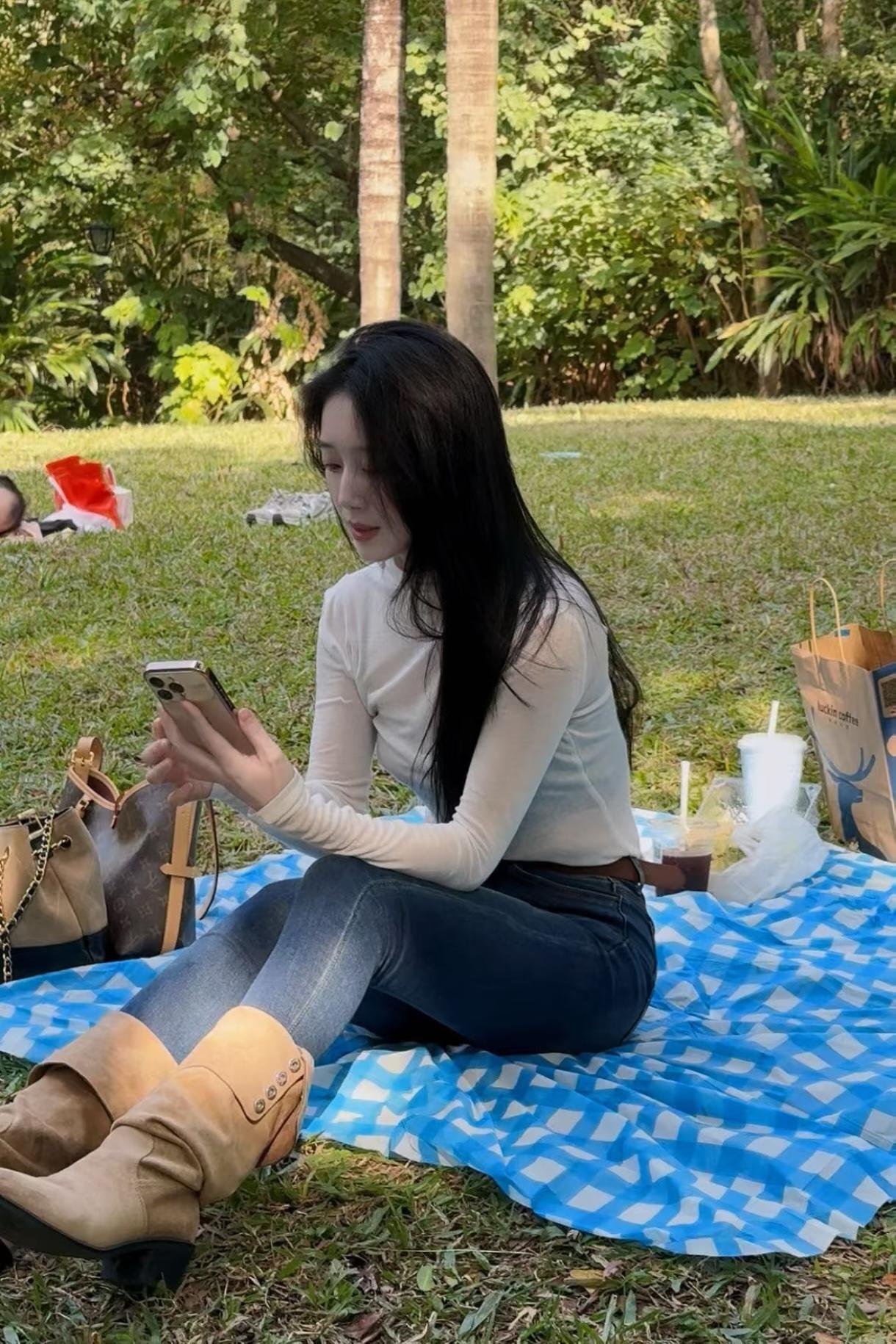 戚氏·郊野野餐

作者Ⅰ朱珠
 
晴郊行，椰风轻拂软罗轻。
翠草铺茵，蓝巾裁格，