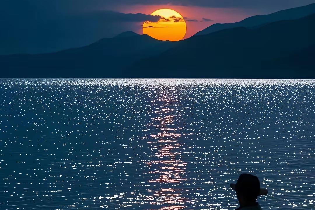 过年单位值班的女儿，打电话说趁清明节假期一定回趟老家，一是去爷爷奶奶的坟前扫墓，