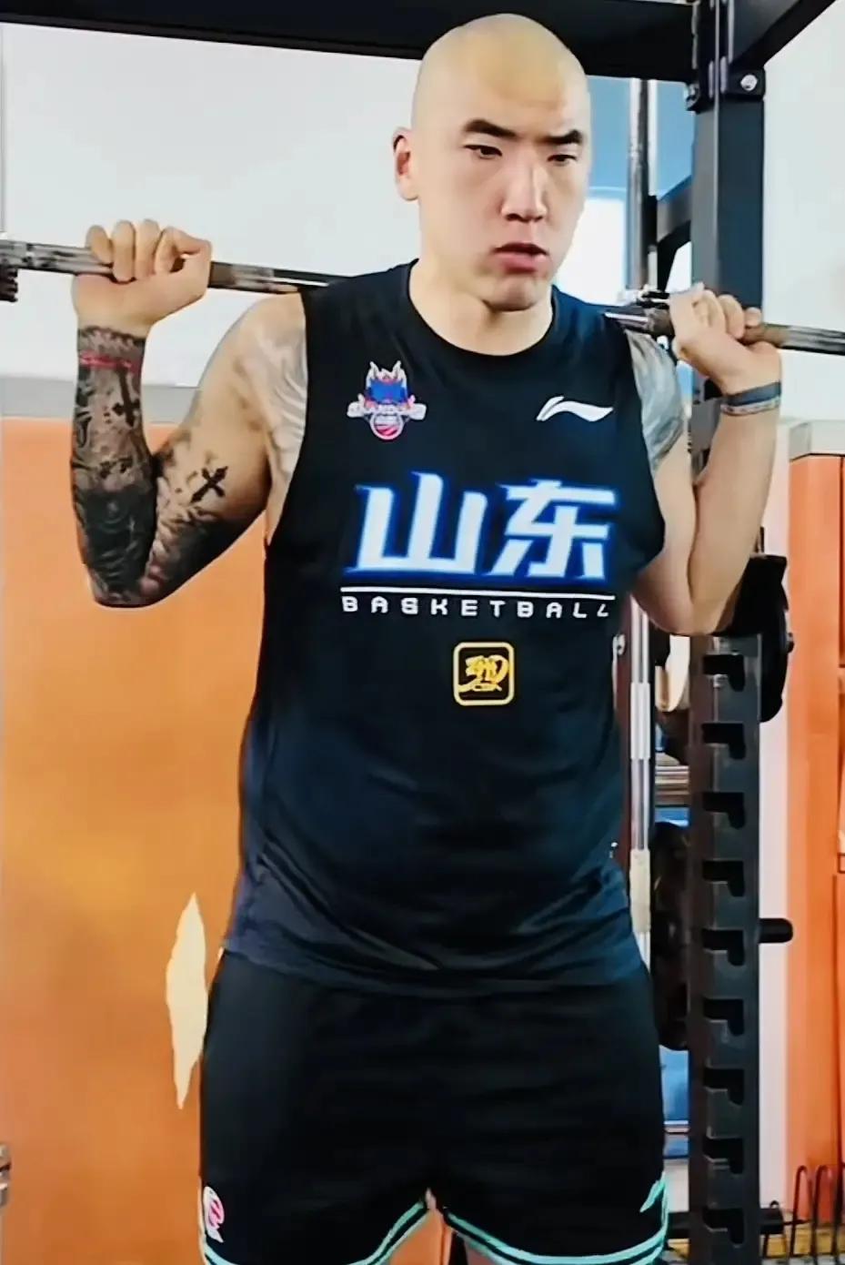 为什么说他是目前山东男篮旗帜。
今天看到陶汉林换了新发型，感觉还是在给自己鼓劲，