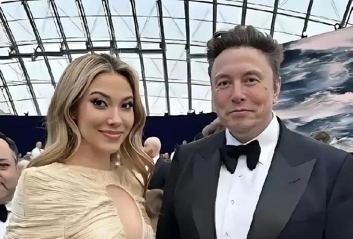 这张照片，所有人都看错了。
不是“卑微”与“高傲”的对立。
是两套完全不同的生存