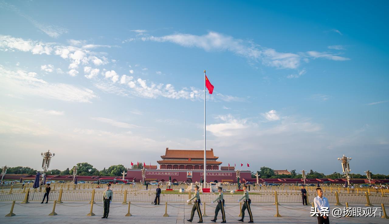 2025年国庆期间的北京天安门广场装扮一新，洋溢着浓厚的节日氛围。
