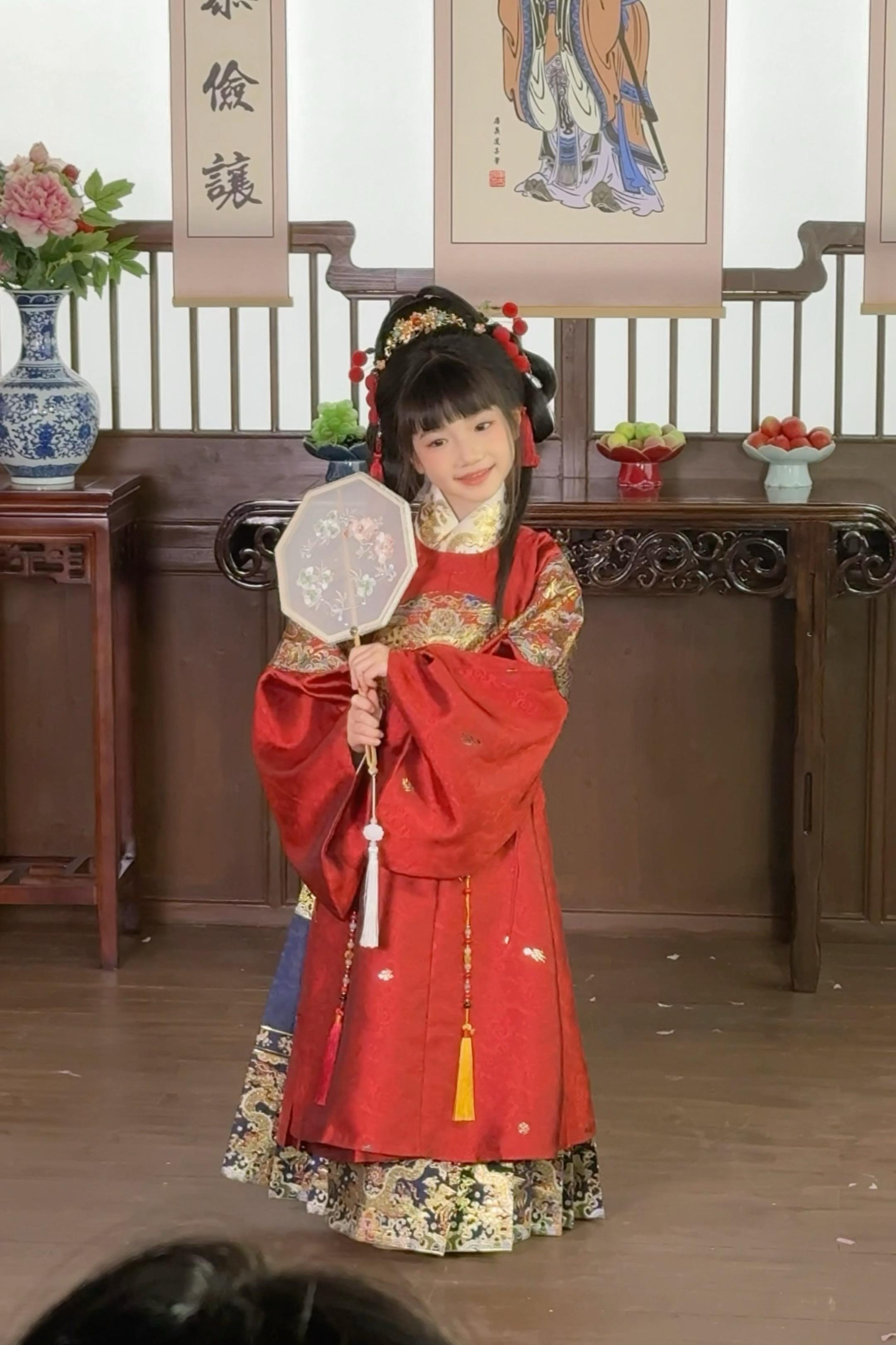 带女儿到天津拍了成童礼微电影 这样的仪式感是过生日吃饭吹蜡烛体验不到的...