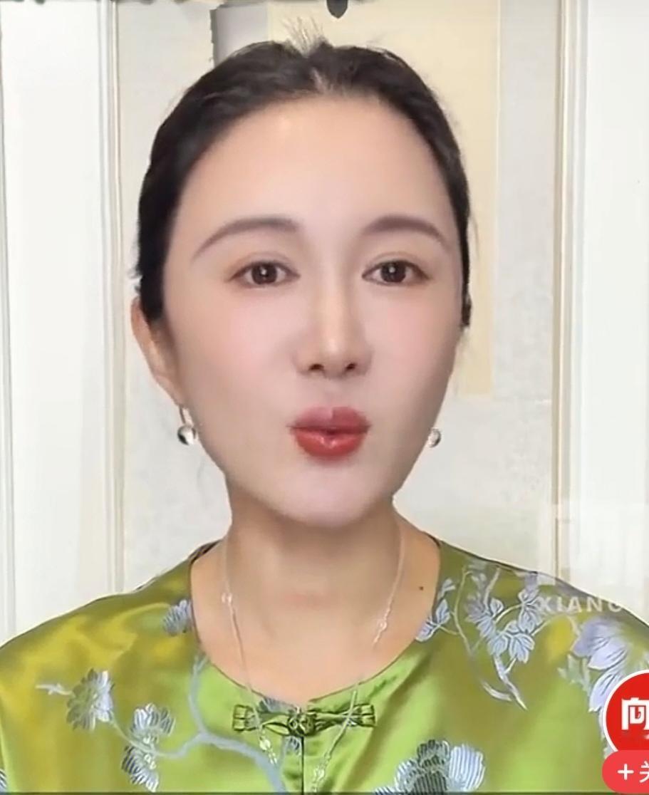 杜星霖的颜值没有张纪中年轻的时候能打，看她现在整个身材跟相貌状态，她有点危险，毕