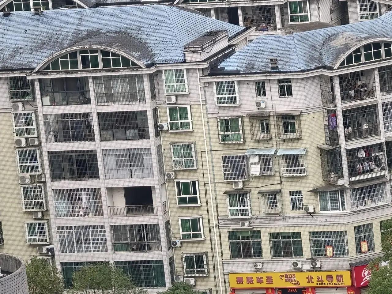 香港开始对超级豪宅加税，这波操作挺有意思。超级豪宅一般指价值超过2.17亿港元的