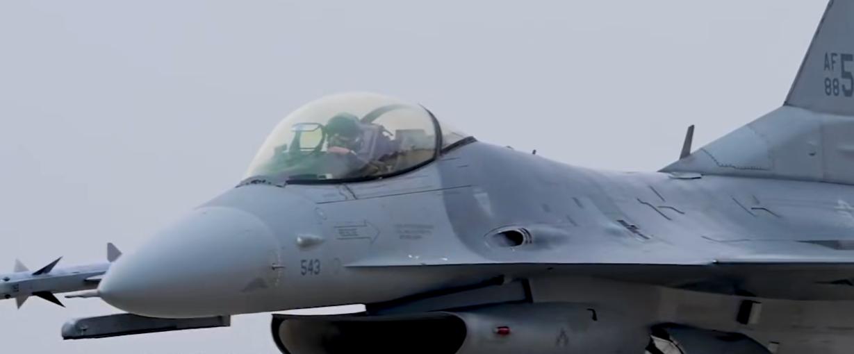 阿根廷放弃枭龙
转投美国二手F-16
美国暗中干预太明显
枭龙最大的优势是没有英