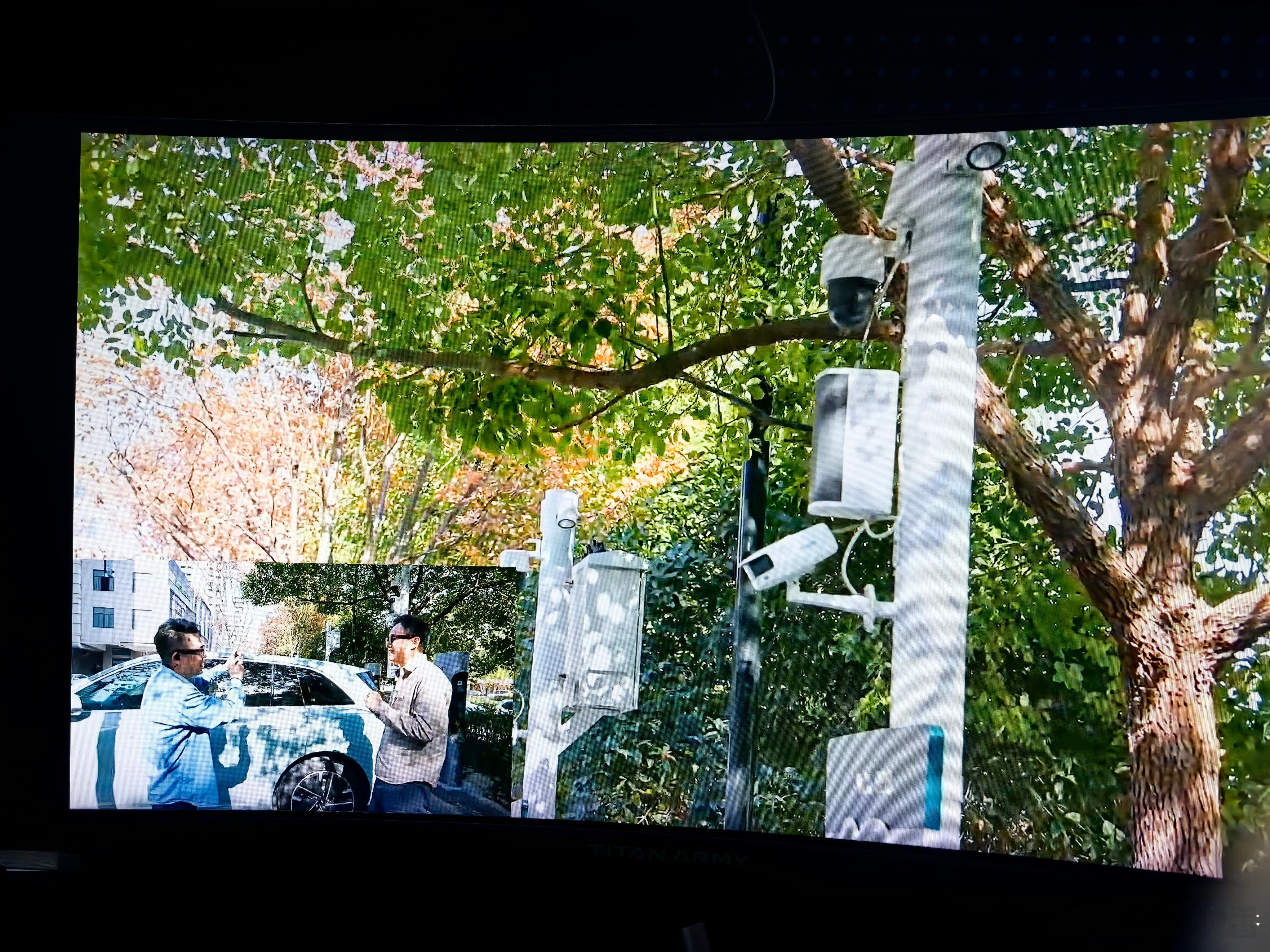 超充站里有Aibox，结合双目摄像头，通过云端巡场系统，对场站的情况进行监控，能