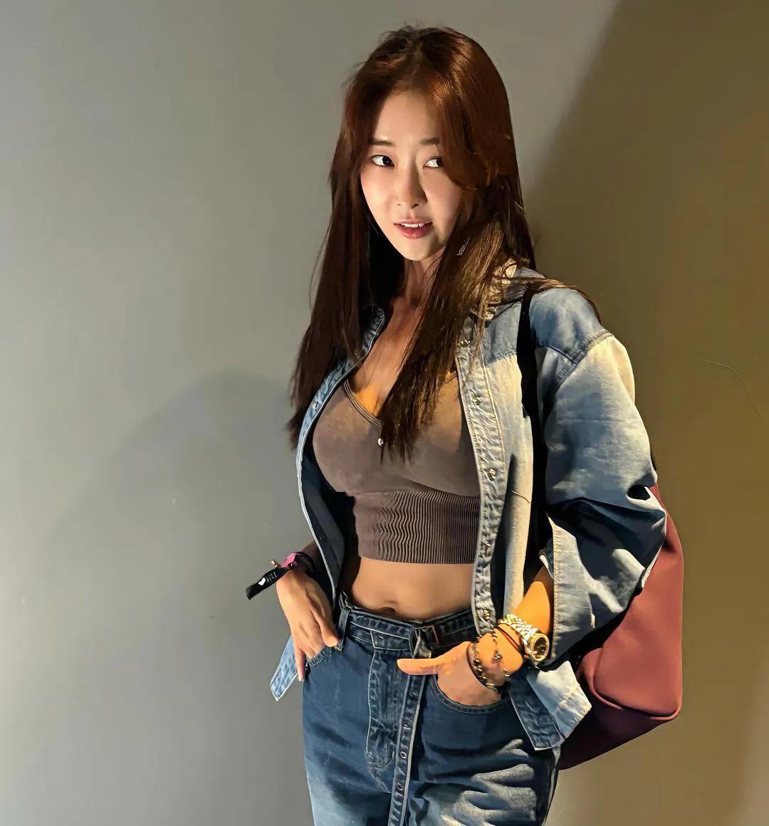 玲珑骰子映红豆
#情丝绪绪缠。# #相思遥寄相思人# #情感小诗轻吟# #独缺佳