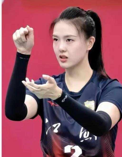 全网都在夸张常宁。 
夸她漂亮，夸她出圈。 
可我脑子里蹦出来的，却是另一个名字