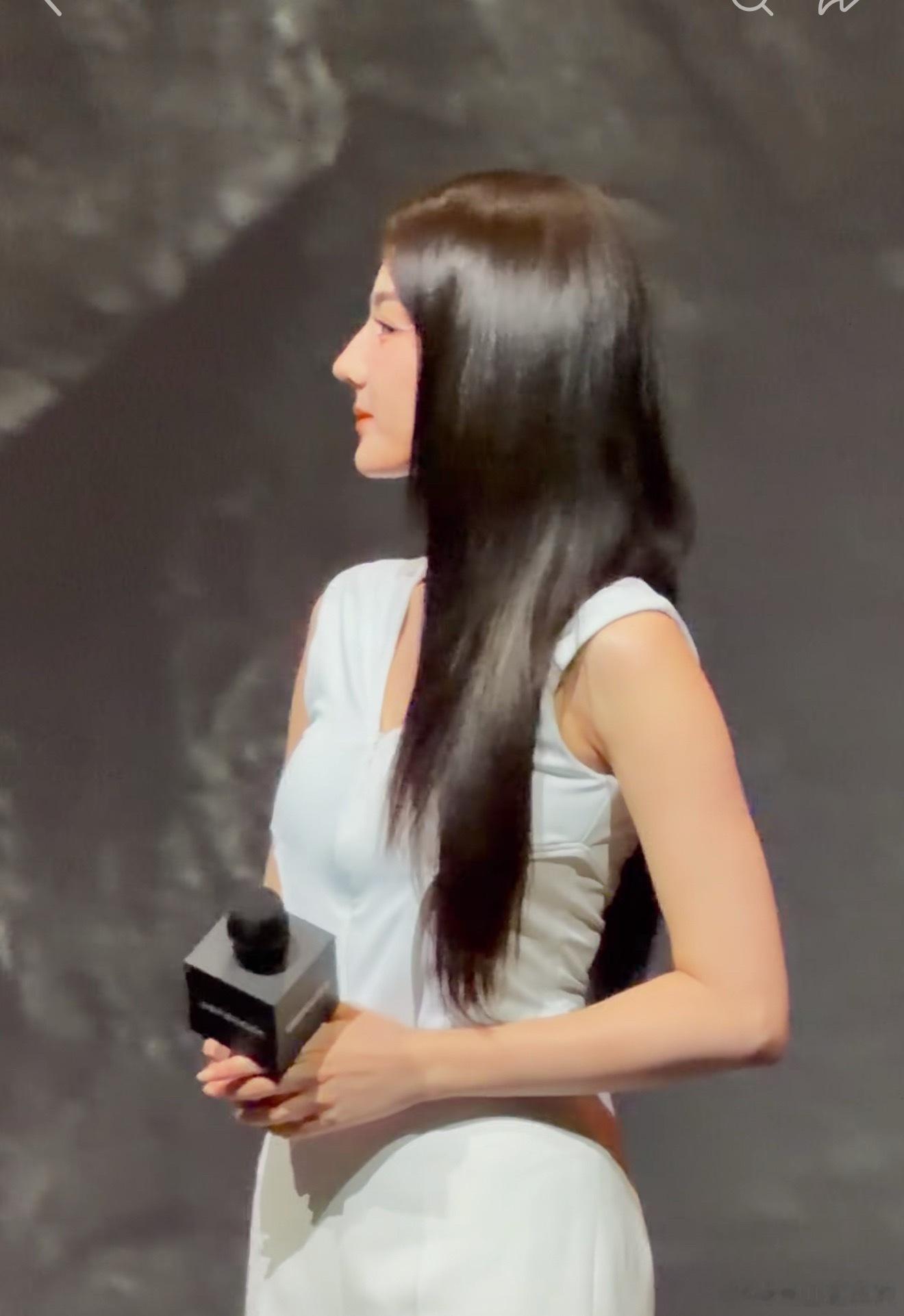 迪丽热巴路虎卫士发布会生图，好干练的造型好帅的女强人 