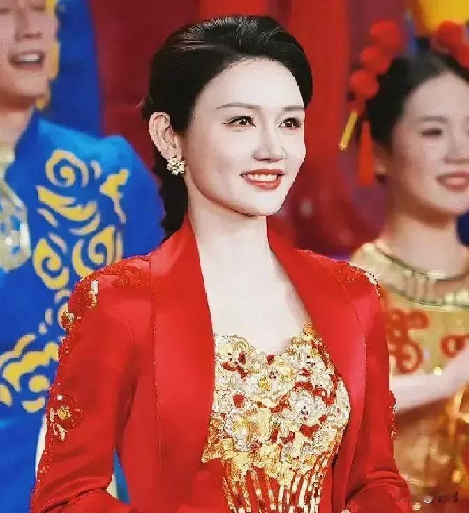 龙洋在央视财经频道干了七年，突然官宣调去综合频道主持晚间黄金档。

台里同事说调