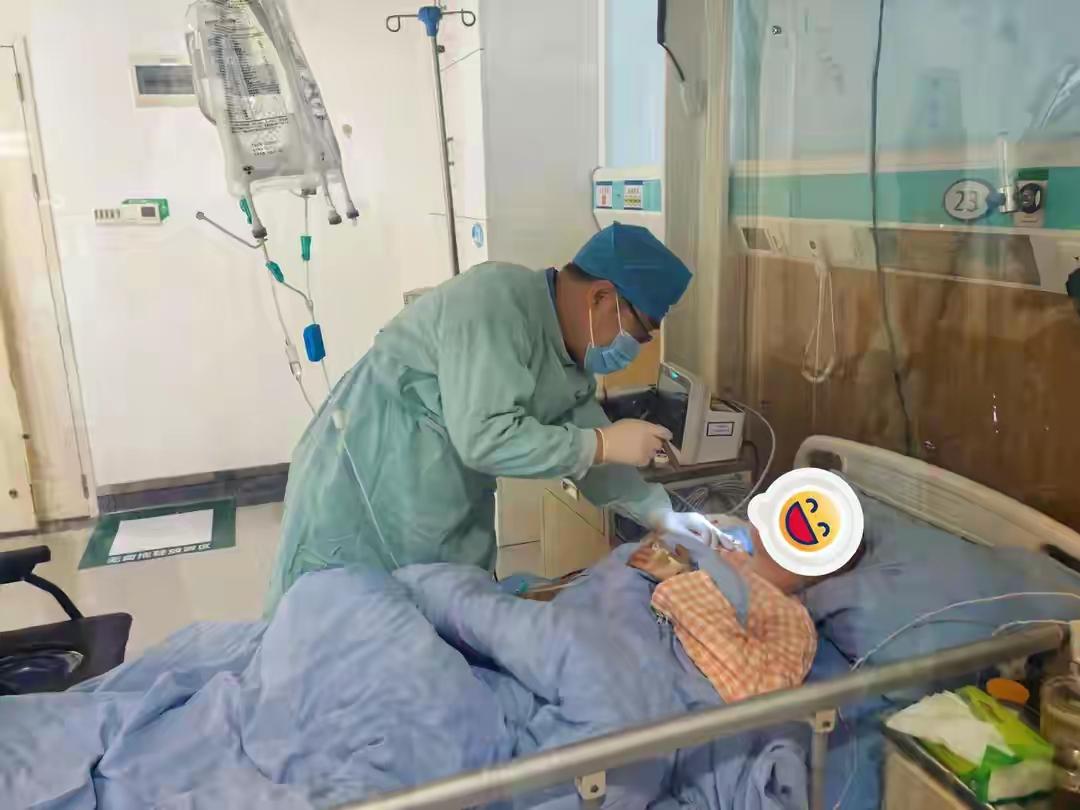 破防全网！工地硬汉割血救女，用血脉为15岁白血病女儿拼出新生
 （个人观点仅供参