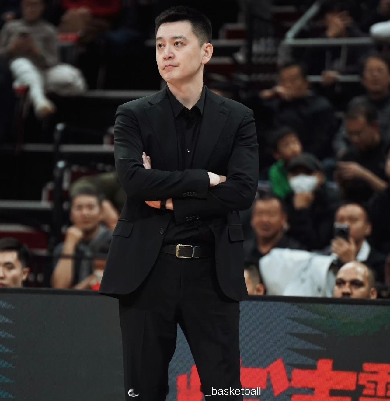 弃用亨特？杨鸣在新闻发布会上透露：下一场比赛我们只有2个外援参加，需要更多的国内