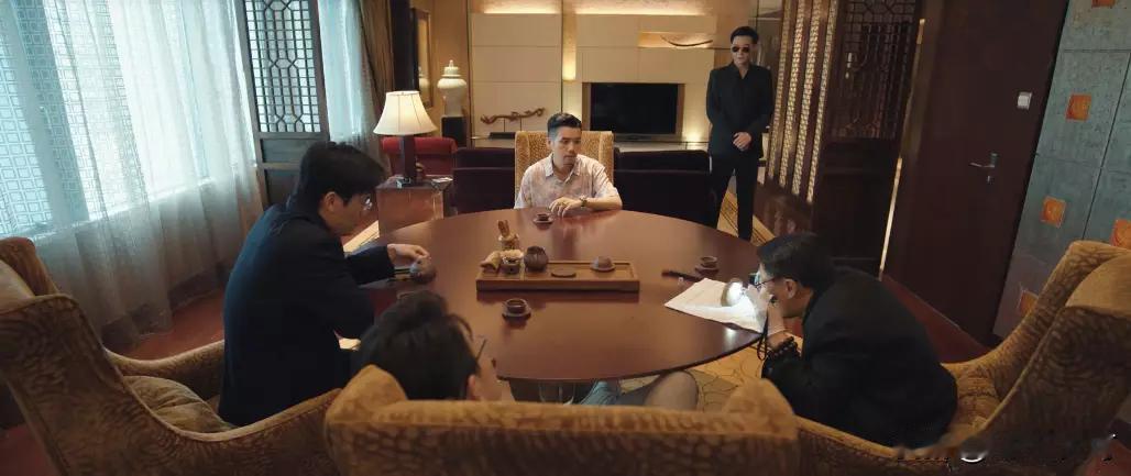 剧版《三大队》里，程兵一帮人在揭城伪装成收原石大老板的这一段，是不是有些儿戏了。