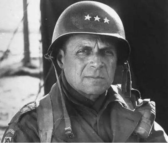 美军上将李奇微回忆朝鲜战争时说：“大量中国步兵穿着胶鞋，在狂乱的军号声中渗入阵地