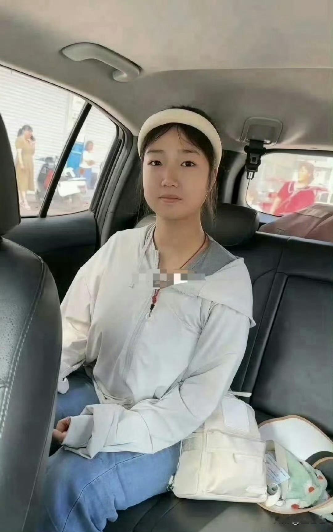 网友去接军训结束的妹妹，乍一看以为接错了人。想起自己也曾经历过这种“换头式”蜕变