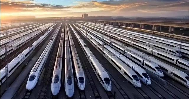 “中国技术不如日本？”中国高铁一公里1万度电，日本只要43度？网友称：中国高铁亏