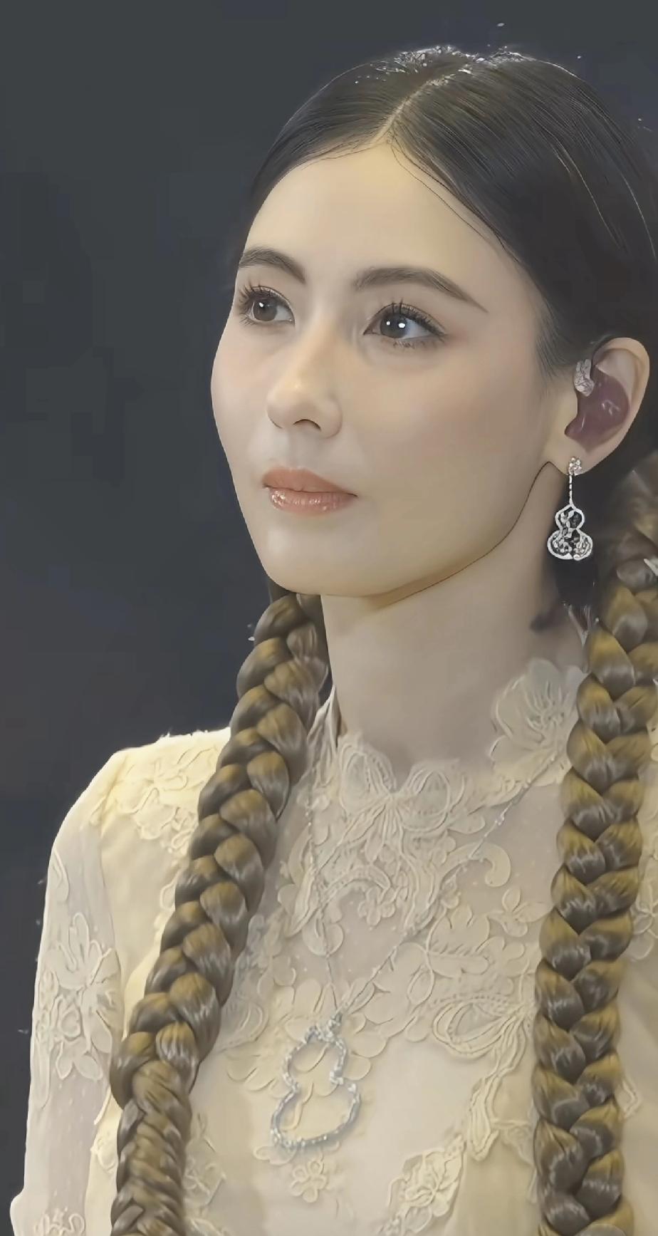 谢霆锋曾经最爱的女人！
看这生图怎么感觉和以前有些不一样了，虽然依然漂亮，但是脸