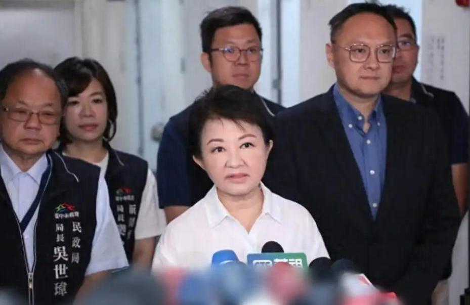 5月19日，台中市长卢秀燕当着媒体的面，直接给赖清德递上了三道“难题”。

第一