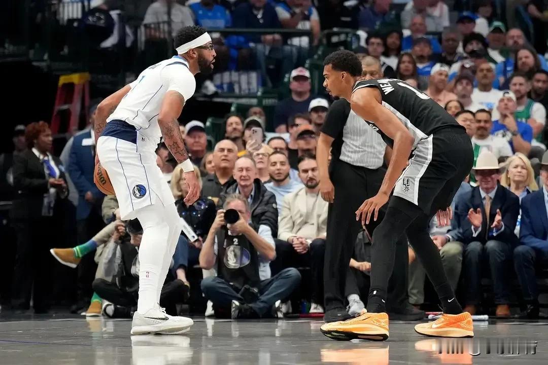 卡特麦迪建议浓眉去马刺联手文班亚马，认为至少两冠起步
近日，NBA名宿文斯-卡特
