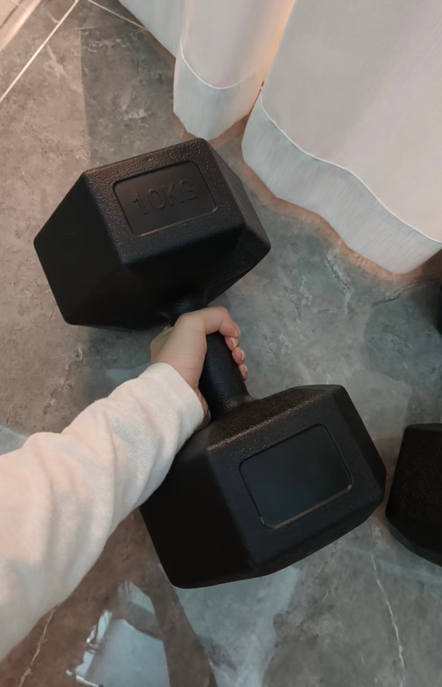 当你贪便宜买了个10kg的哑铃[允悲] ​​​
