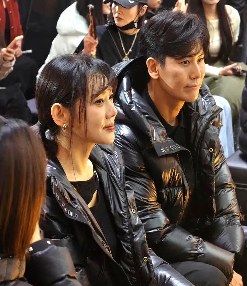 谁能信秋瓷炫今年46岁了？
这齐刘海一剪，站在于晓光旁边简直像还在热恋的小女生，