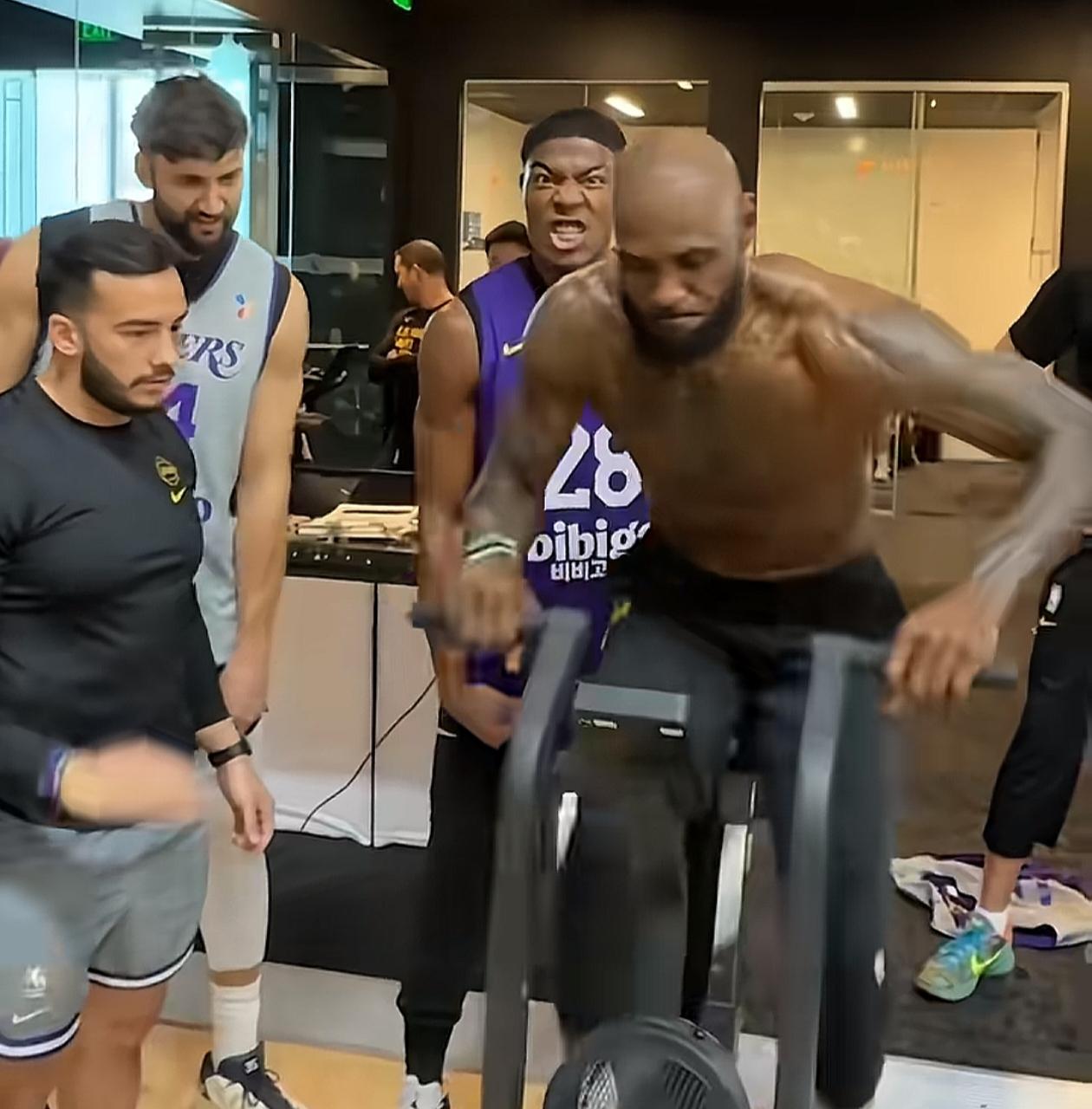 不服输！詹姆斯和一群年轻人在健身房比拼体力！

湖人目前正在全力备战即将到来的季