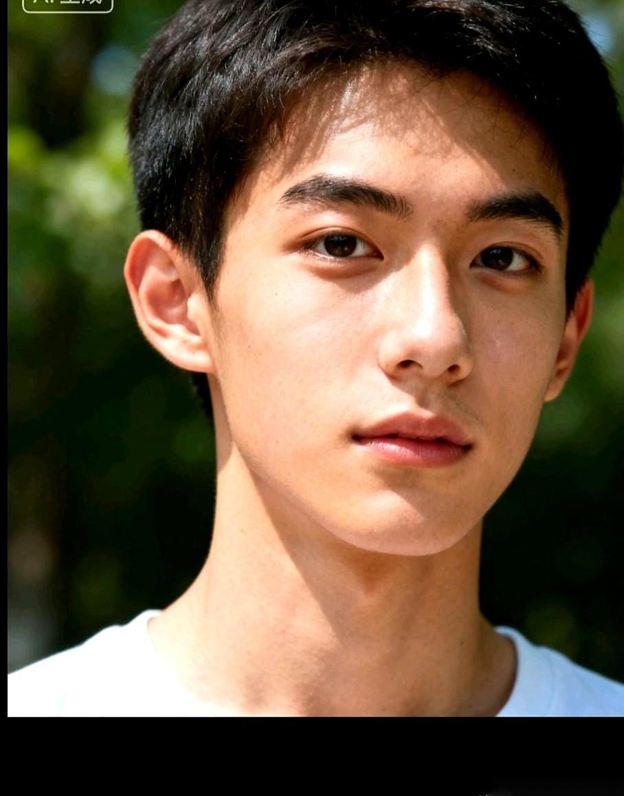 老太太把最后一碗辅食端上桌，听着主卧门“砰”地关上，里面传出儿子逗孙子的欢笑声。