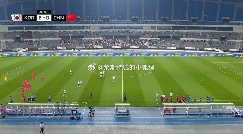 半场战罢 国足0-2韩国 李东炅和朱玟奎先后破门 防守的时候双后腰形同虚设 中场