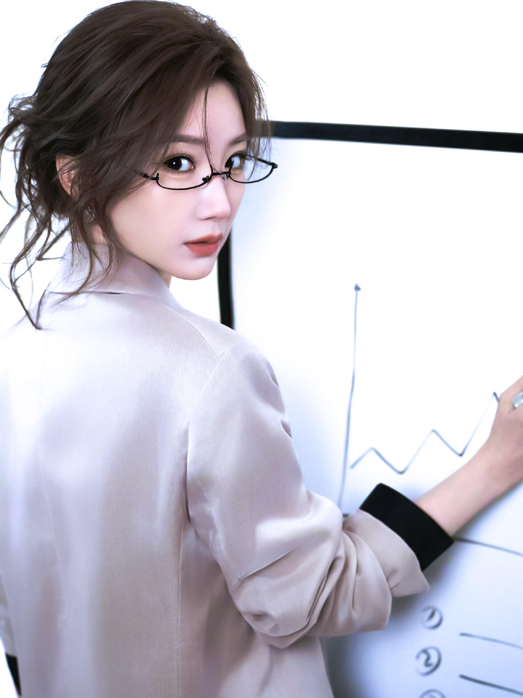 毛晓彤分手教科书毛晓彤完美给出女性面对感情伤害的标准答案：遇事冷静留证，及时止损