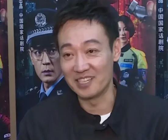 辛柏青的微笑就像春日午后的暖阳，温暖而明媚，干净而清爽。又像初夏清晨的微风，和煦