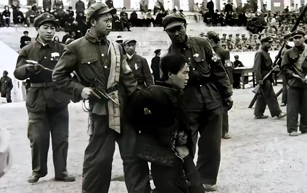 1944年，匪首宋殿元发现有个妇人颇具姿色，不仅强奸一夜，还强迫她拜堂。
​拜把